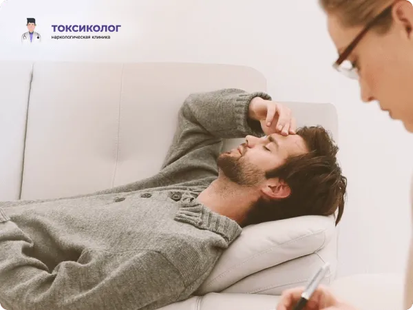 Врач проводит осмотр и консультацию пациента для назначения курса ТЭС-терапии
